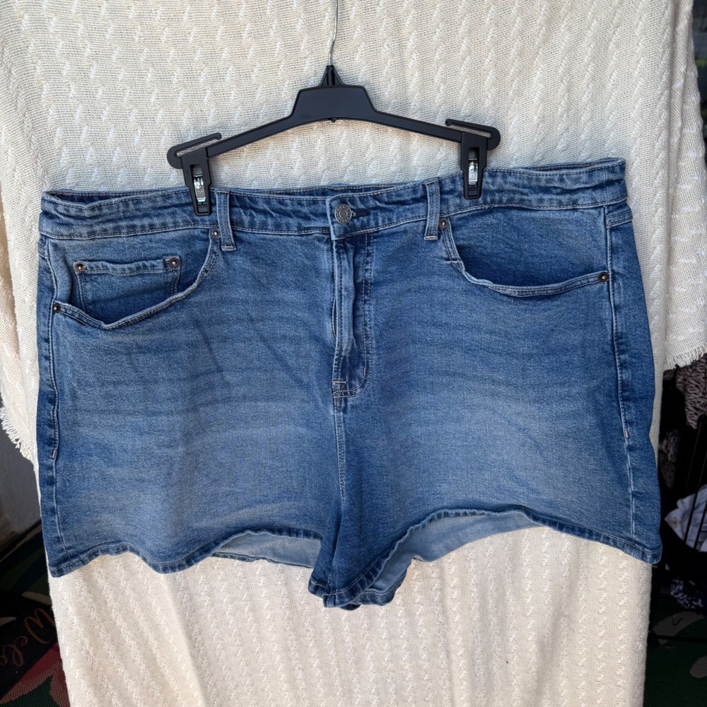 Torrid High Rise Relaxed Fit 3.5" Classic Denim Jean Shorts size 22